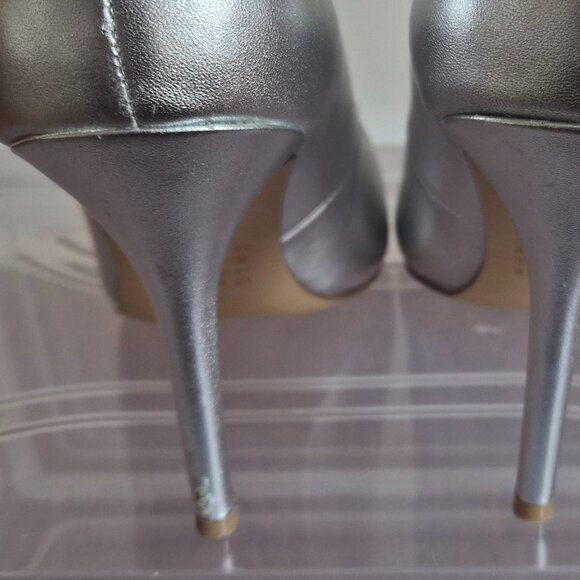 White House Black Market Silver Pumps, Leather, Size 8 1/2 - Picture 9 of 12